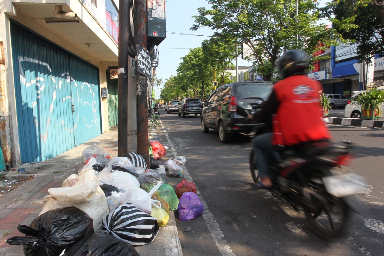 KOTOR: Tumpukan sampah di salah satu ruas jalan di Jogja. (Guntur Aga Tirtana/Radar Jogja)