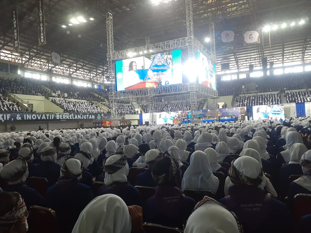 ORIENTASI: Para mahasiswa baru saat mengikuti Pengenalan Kehidupan Kampus bagi Mahasiswa Baru (PKKMB) 2023, di GOR UNY, Senin (7/8). (RIZKY WAHYU/RADAR JOGJA)