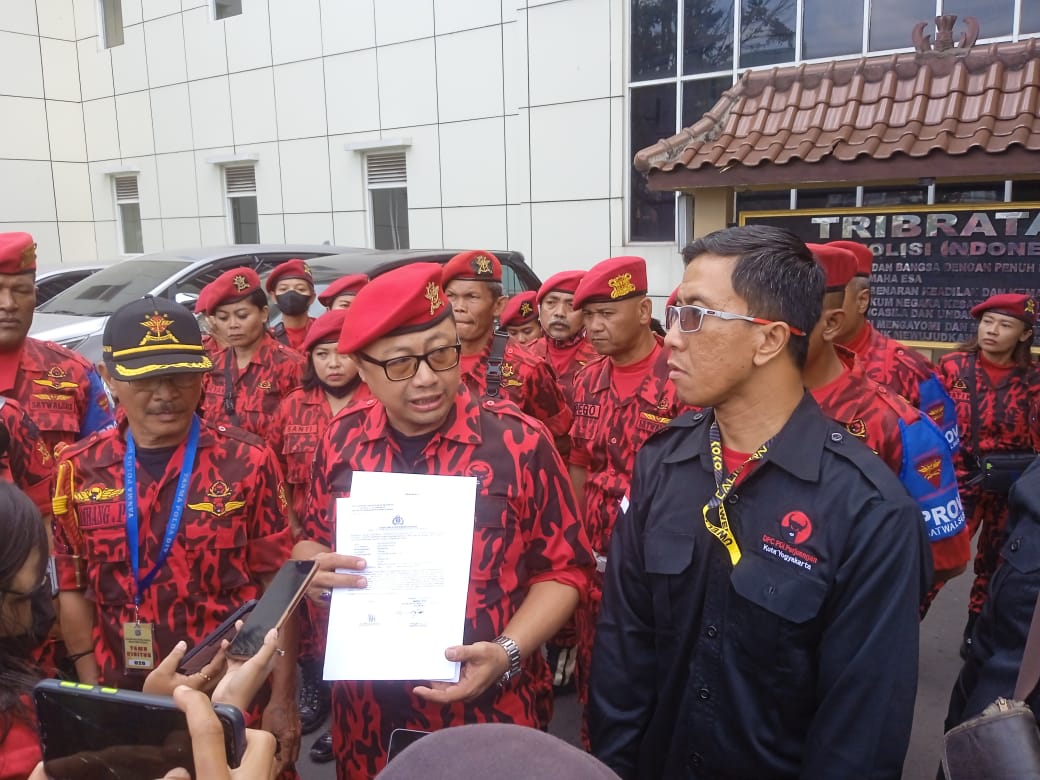 LAPOR: Satgas PDI Perjuangan Andika Wiratama Yogyakarta bersama BBHAR Kota Yogyakarta melaporkan Rocky Gerung dan Refly Harun ke Polda DIY. (Istimewa)
