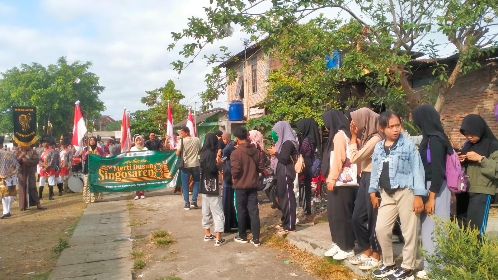 BUDAYA: SIswa SMA N 1 Imogiri saat melakukan observasi di acara Merti Dusun Singosaren. (Dok SMAN 1 Imogiri)