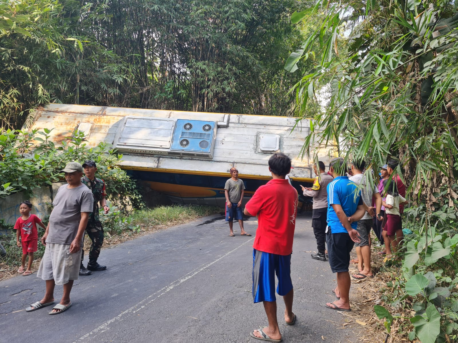EVAKUASI: Proses evakuasi badan bus yang terguling di Jalan Tempuran-Borobudur berjalan sukses. (Naila Nihayah/Radar Jogja)