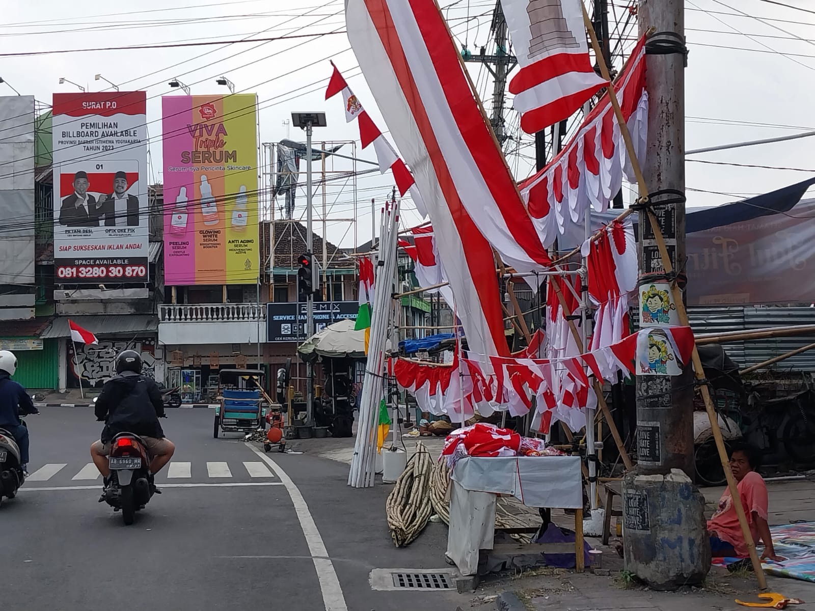 NASIONALIS: Penjual bendera merah putih di seputar jalan Mataram Jogja. (Wulan Yanuarwati/Radar Jogja)