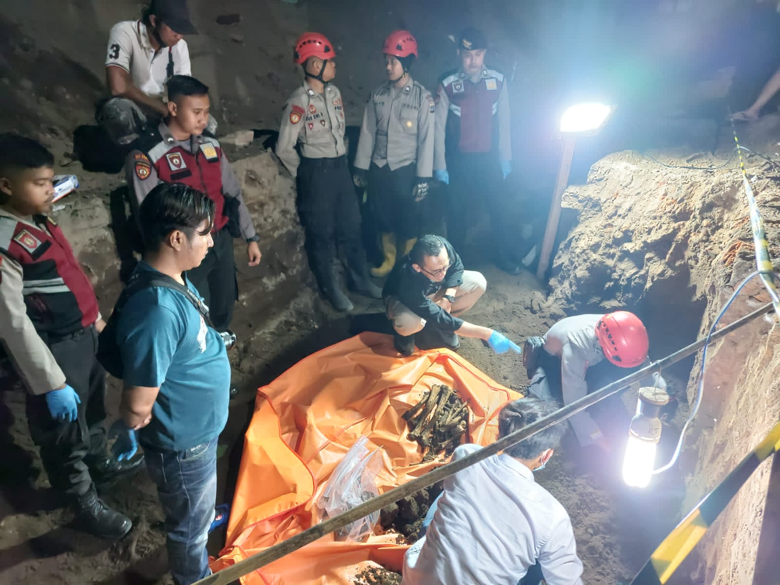 MISTERI: Petugas memeriksa lokasi penemuan tengkorak di lokasi proyek revitalisasi Benteng Keraton Jogja di Jl Suryomentaraman Wetan Panembahan, Kraton, Jogjakarta, Senin (7/8). (Dok Polresta Jogja)