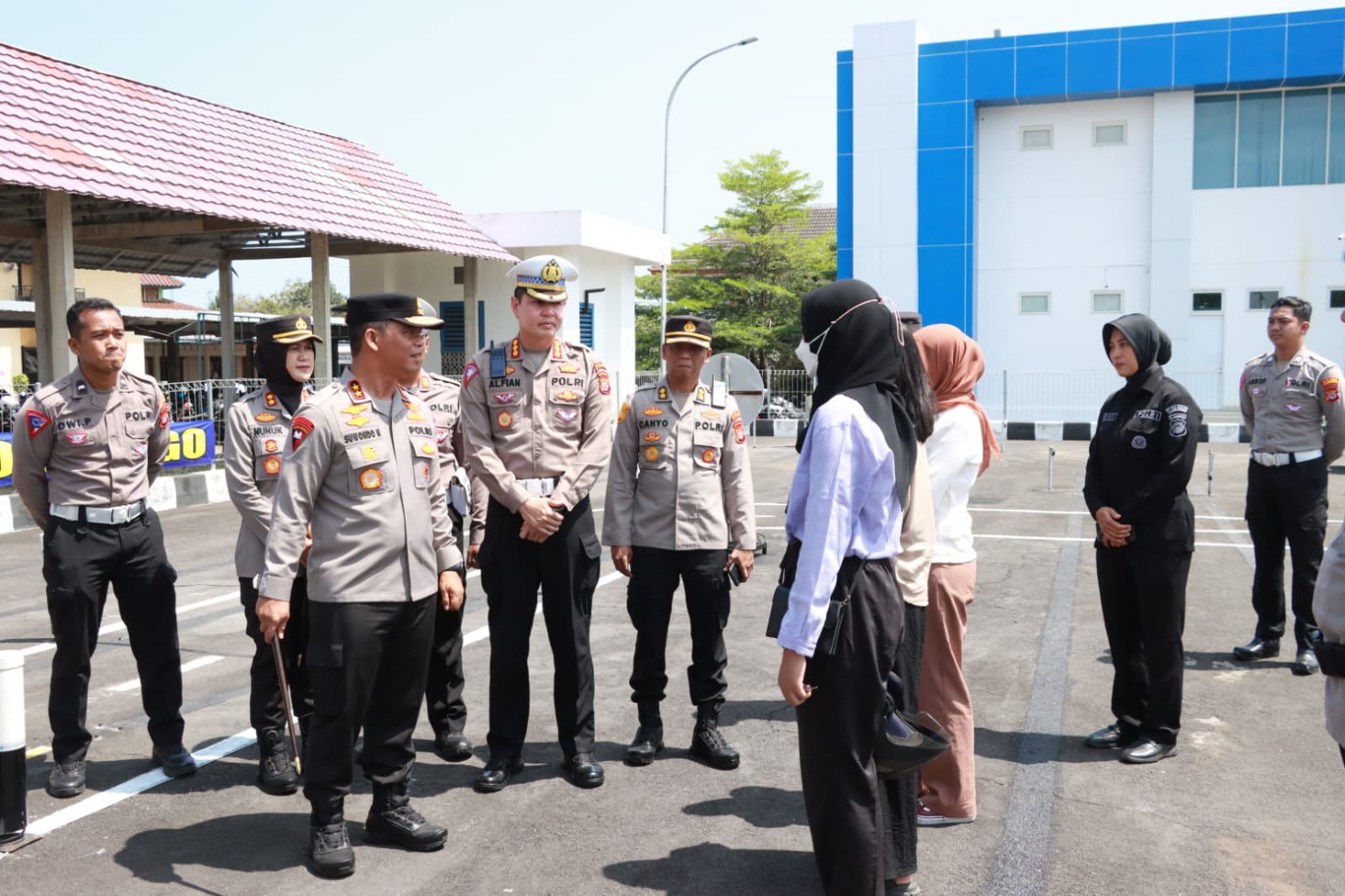 CEK LANGSUNG: Kapolda DIY Irjen Pol Suwondo Nainggolan mengecek kesiapan fasilitas perubahan jalur tes praktik SIM C di Satpas Polres Kulon Progo Senin (7/8). (Humas Polres Kulon Progo)