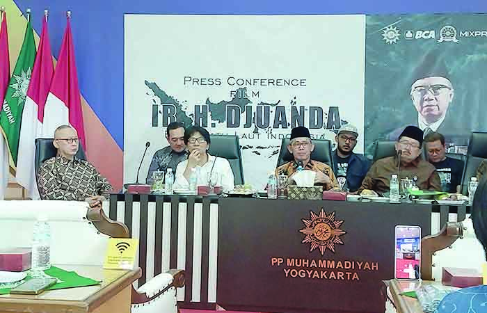 TERSOHOR: Jajaran pengurus Muhammadiyah saat memberikan penjelasan terkait rencana pembuatan film yang diambil dari kisah Ir H Djuanda kemarin (7/8). WULAN YANUARWATI/RADAR JOGJA