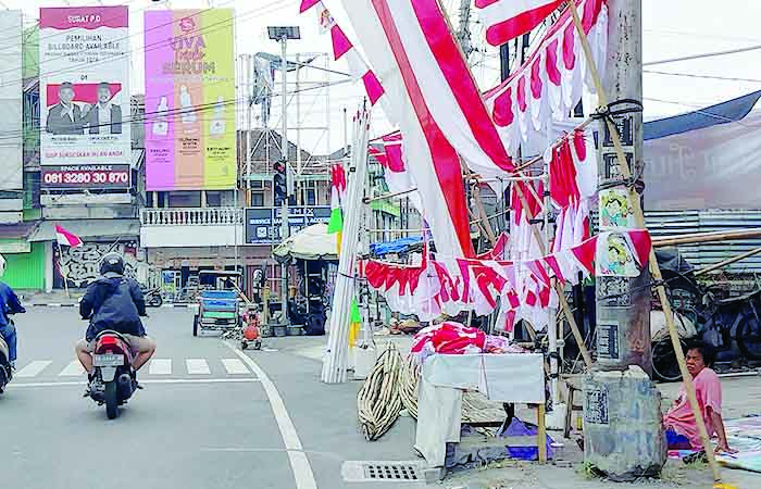 MUSIMAN: Penjual bendera merah putih mulai menggelar lapak di seputar Jalan Mataram Jogja kemarin (7/8).&nbsp;WULAN YANUARWATI/RADAR JOGJA