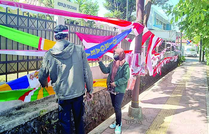 MARAK: Penjual aksesoris dan pernak-pernik khas agustusan seperti bendera, umbul-umbul hingga spanduk sudah mulai melapak di beberapa wilayah DIJ untuk menyambut peringatan hari kemerdekaan Republik I