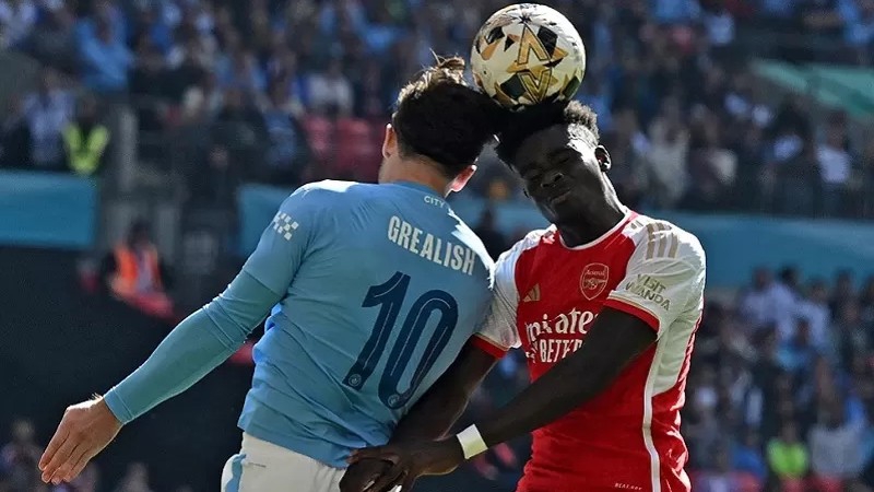 DUEL:  Jack Grealish berebut bola dengan  Bukayo Saka. (Twiter Arsenal)