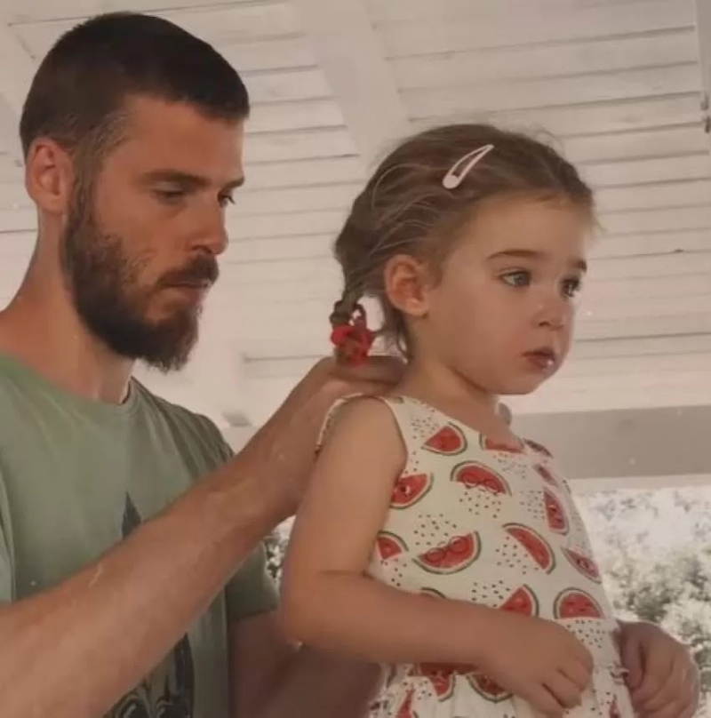 FAMILY MAN: David de Gea ketika mengepang rambut putrinya, Yanay. (INSTAGRAM EDURNE)
