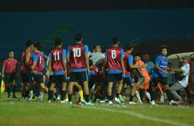 SENGIT: Kericuhan laga Kota Solo melawan Kota Semarang di ajang Porprov Jateng di Stadion Gelora Bumi Kartini Jepara, Minggu malam (6/8/2023). (KONI JATENG)