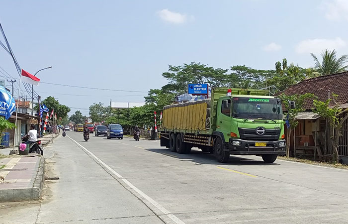 BANGGA: Sopir truk kompak memasang bendera merah putih dalam rangka peringatan HUT Kemerdekaan RI ke-78.&nbsp;