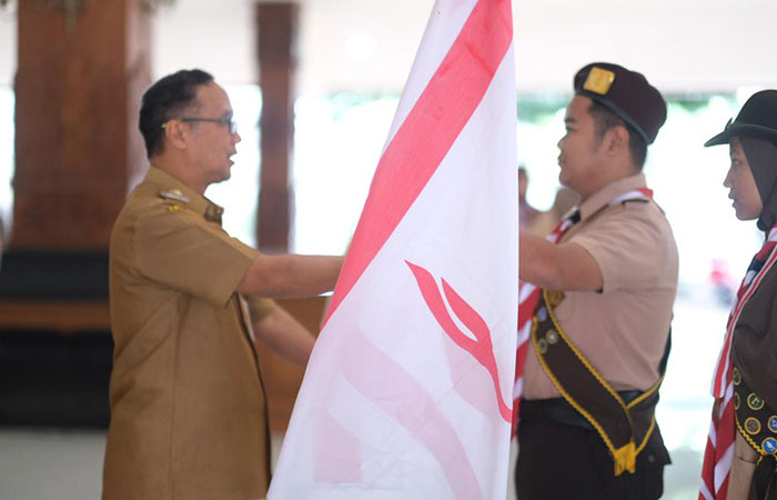 HENDAK BERANGKAT: Wali Kota Magelang Muchamad Nur Aziz melepas kontingen Kwarcab Pramuka Kota Magelang, Senin (7/8).
