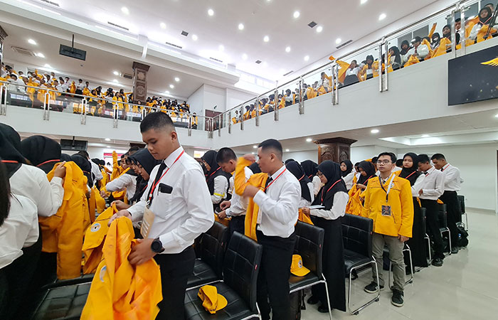 SIMBOLIS: Para mahasiswa baru Universitas Tidar (Untidar) mengenakan jas almamater secara serentak di GKU dr HR Suparsono saat pembukaan PKKMB, Senin (7/8).