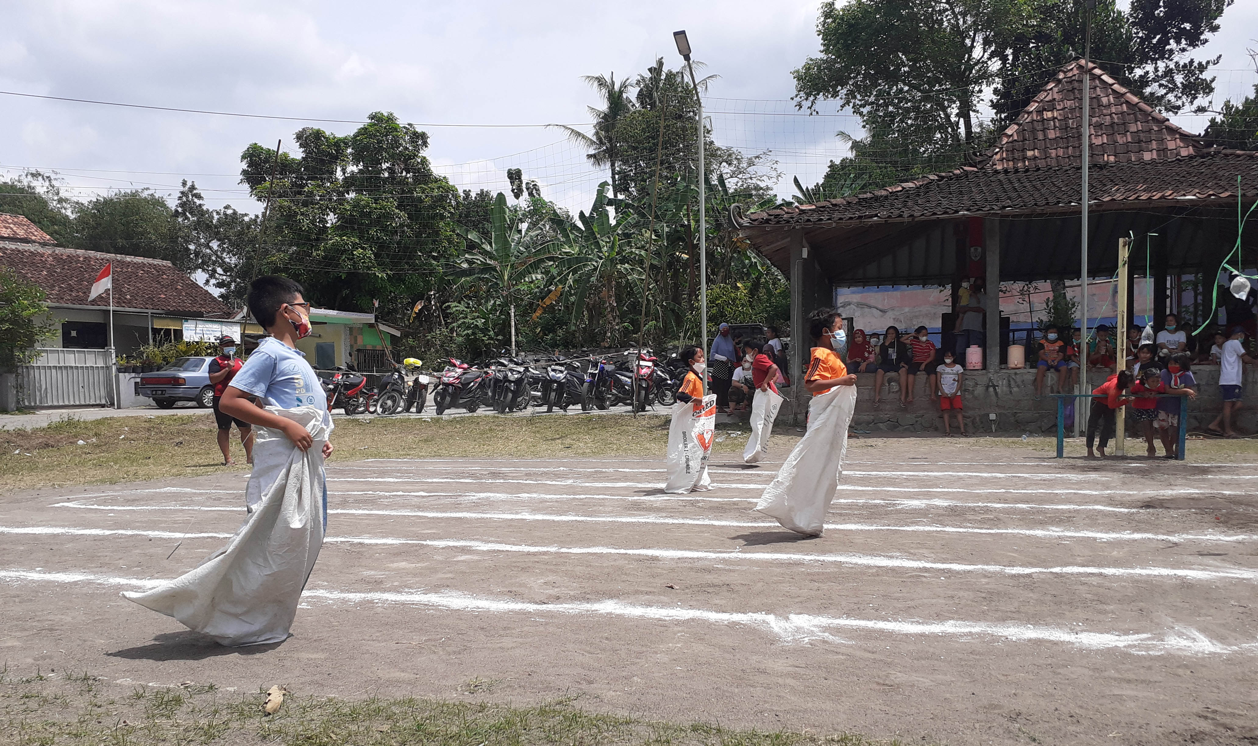 SERU: Lomba balap karung di Joglo Bolawen pada Peringatan HUT ke 77, tahun lalu.