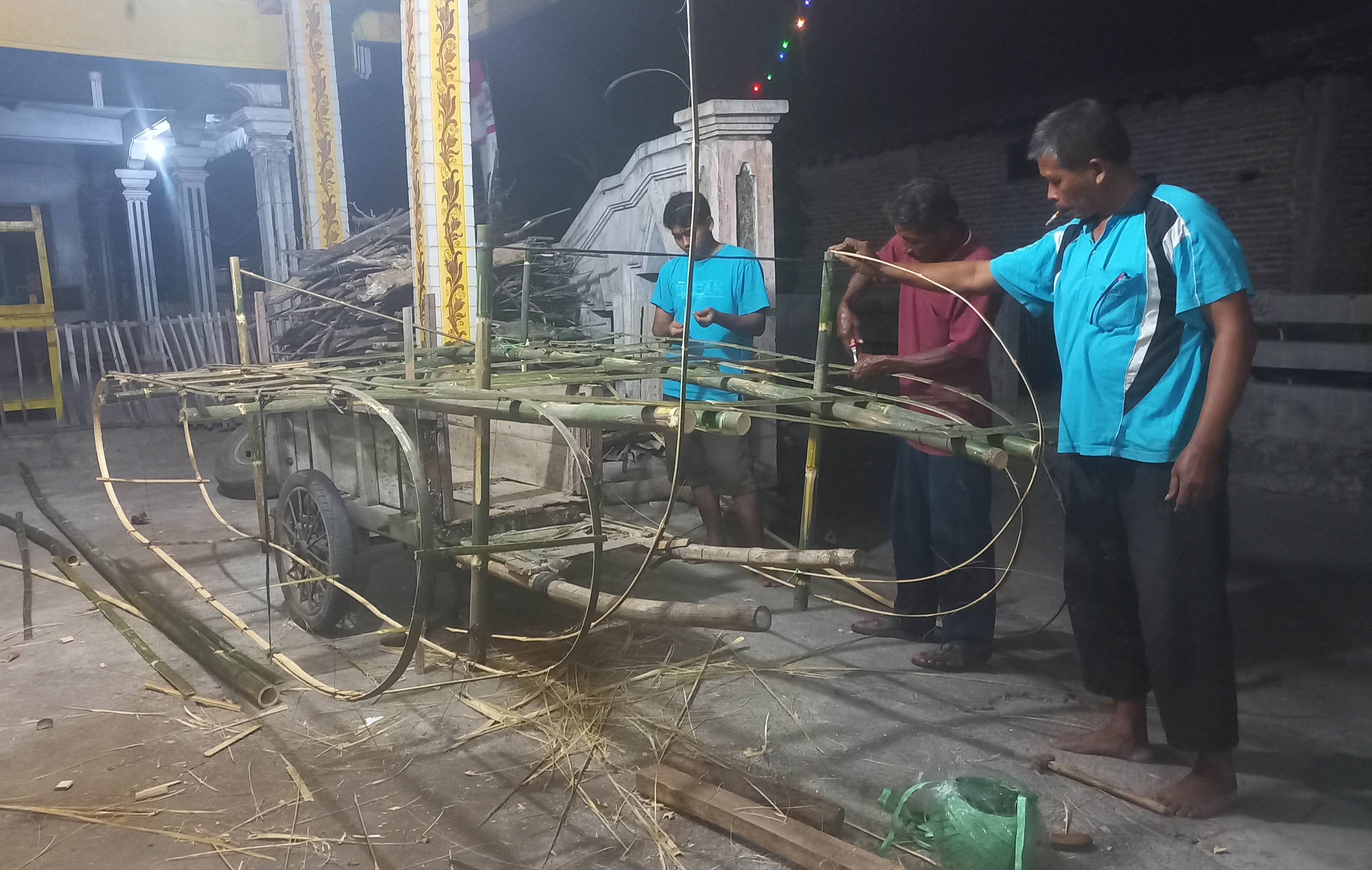 GUYUB: Warga Dusun Jitengan, Karangjoho, Karangdowo, Klaten sedang kerjabakti mempersiapkan karnaval peringatan HUT ke-78, Minggu malam (7/8/2023).