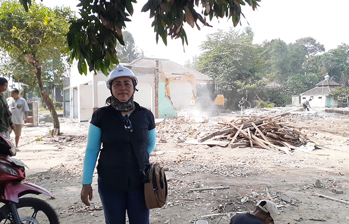 MANFAATKAN PELUANG: Supriyati, 49, saat berada di lokasi pembongkaran rumah gusuran tol Jogja-Solo. Ia dapat keuntungan dari menyediakan jasa pembongkaran rumah dan jual beli puing-puing bangunan.