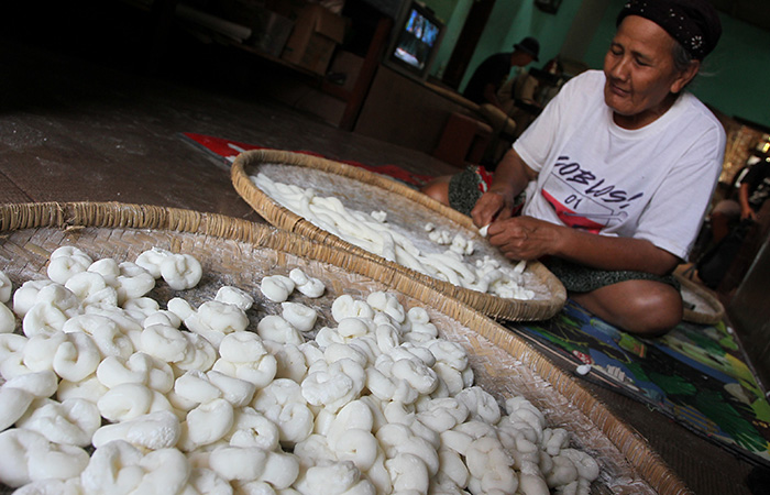 Pekerja menyelesaikan proses pembuatan makanan tradisional geblek di Desa Jatisarono, Nanggulan, Kulon Progo,