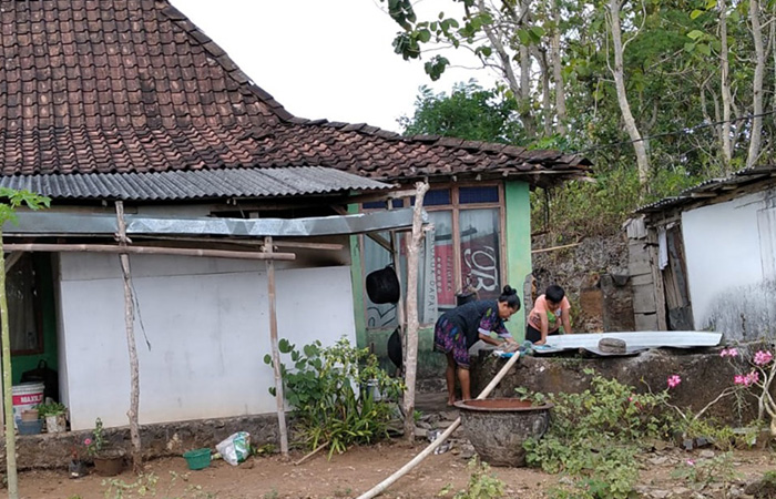 MULAI KESULITAN - Mendapat kiriman droping air dari BPBD Gunungkidul, warga Jetis, Saptosari langsung mengalirkan ke bak penampungan belum lama ini.
