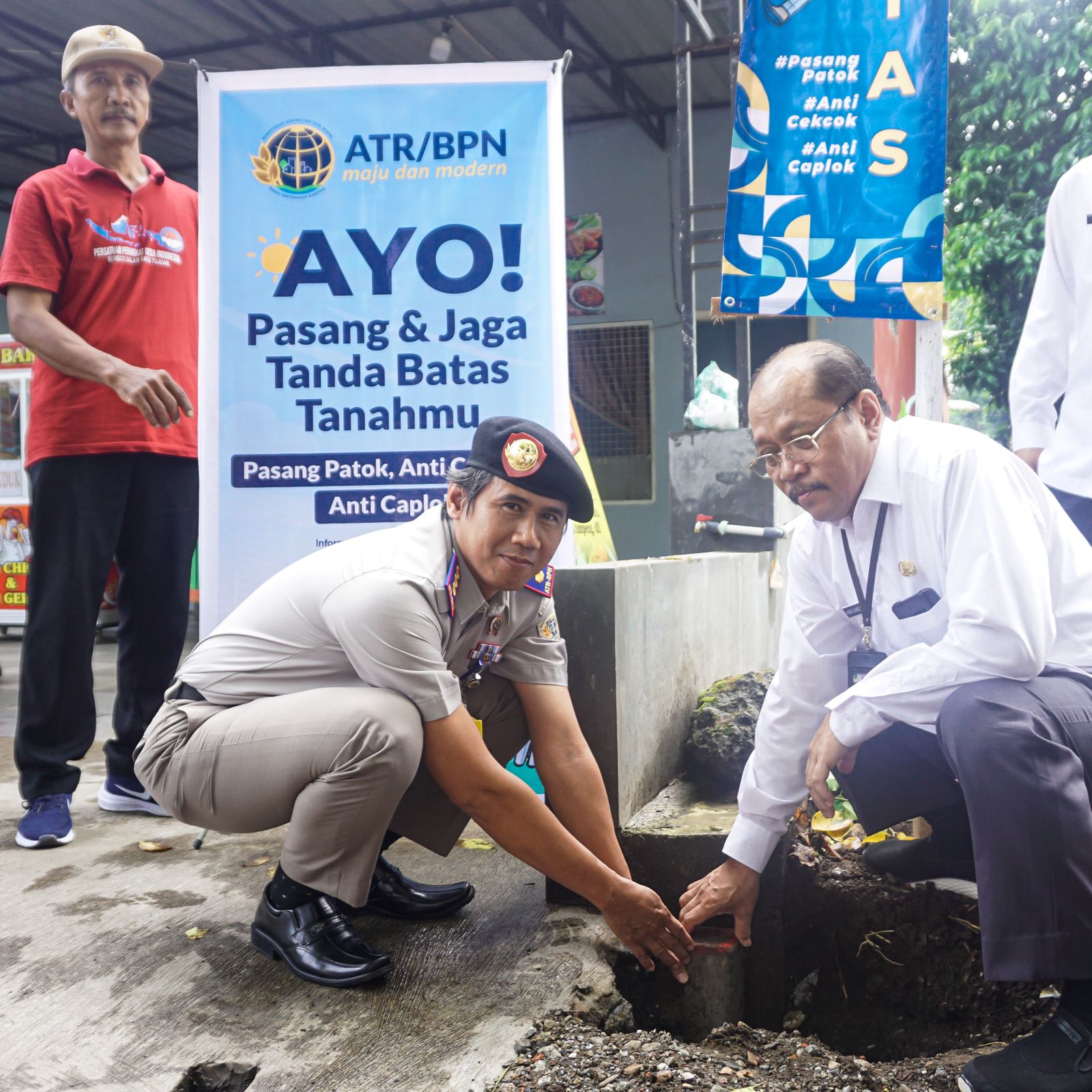 TANDA : Kepala Kantor BPN Kebumen Sumarto bersama Sekda Kebumen Ahmad Ujang Sugianto memasang patok tanah PTSL.