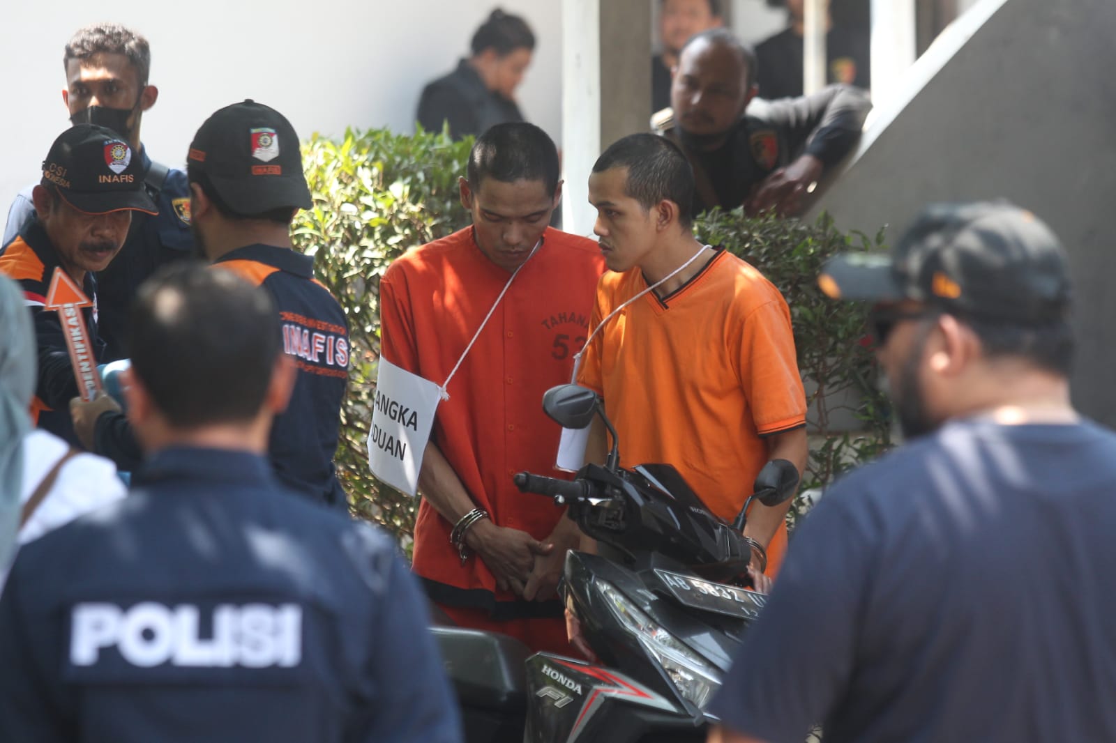 BERDUA: Tersangka mutilasi Waliyin dan Ridduan saat rekonstruksi di kos-kosan di Padukuhan Krapyak, Triharjo, Sleman, Selasa (8/8). (GUNTUR AGAR TIRTANA/RADAR JOGJA)
