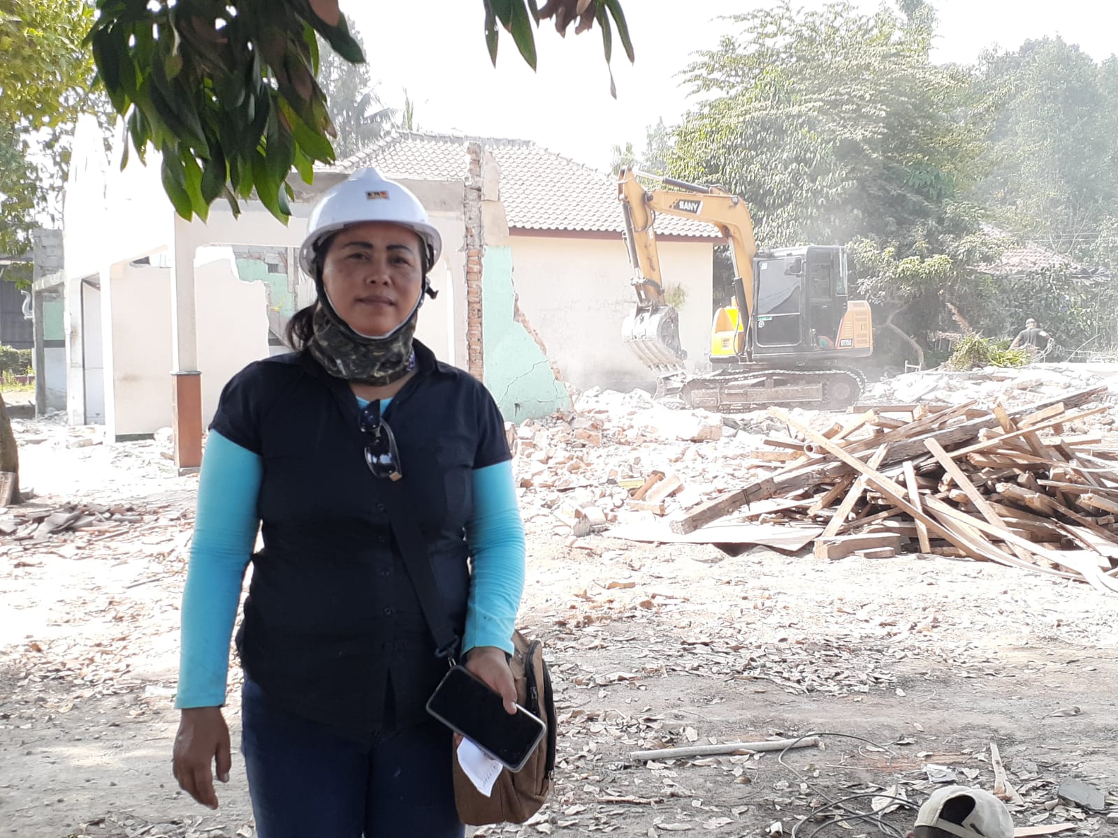 SEMANGAT: Supriyati di lokasi pembongkaran rumah. Ia menyediakan jasa pembongkaran rumah dan jual beli puing-puing bangunan terdampak pembangunan tol Jogja-Solo. (IWAN NURWANTO/RADAR JOGJA)