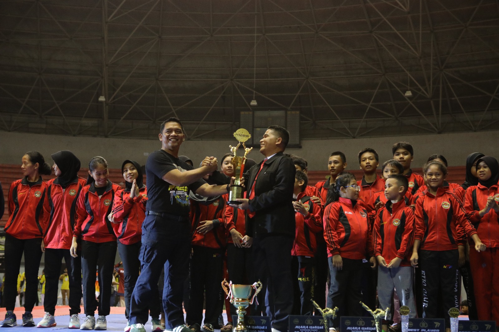 TERBAIK: Penyerahan piala Kejuaraan Taekwondo Bhayangkara Presisi 2023 di Jogja. (Dok Panitia Taekwondo Bhayangkara Presisi 2023)