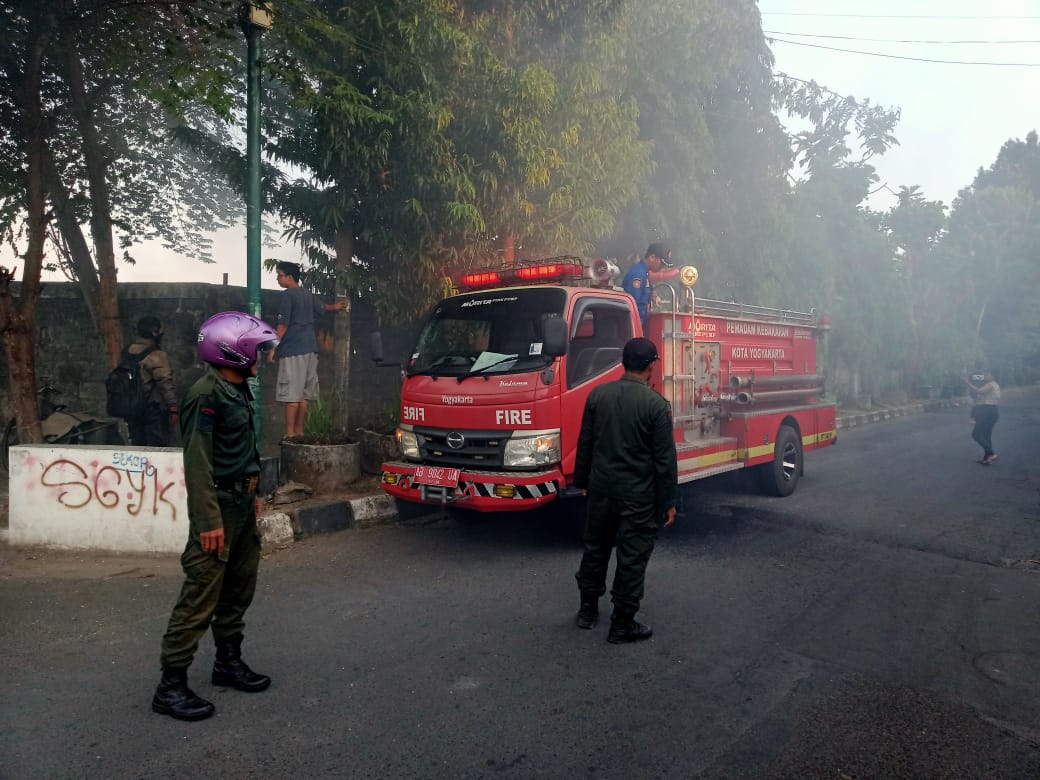 PADAMKAN: Asap tebal membumbung tinggi di Lapangan Kenari, Selasa (8/8). (Alfi Annissa Karin/Radar Jogja)