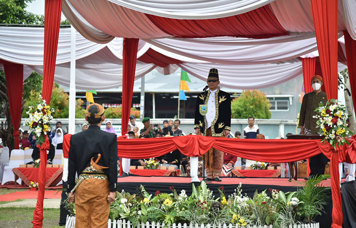 UPACARA : Bupati Kebumen Arif Sugiyanto memimpin upacara Hari Jadi Kebumen ke 393.