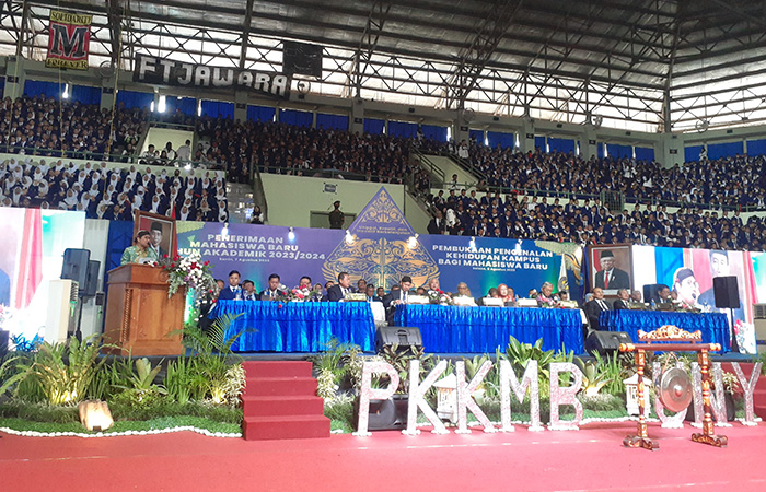 BERI PEMAPARAN: Mendes PDTT saat orasi di depan para mahasiswa baru saat Pengenalan Kehidupan Kampus bagi Mahasiswa Baru (PKKMB) di GOR UNY Selasa (8/8/23).