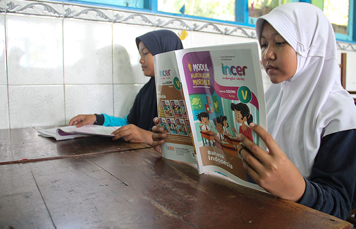 FOKUS: Siswi SDN 1 Bantul membaca buku kurikulum merdeka mata pelajaran Bahasa Indonesia Selasa (8/8/23).