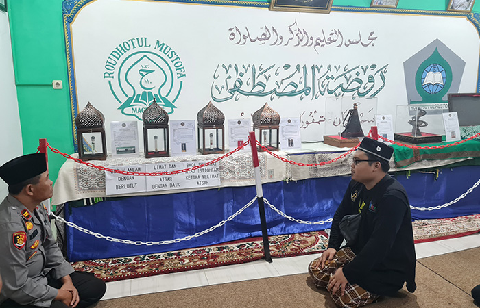 BERSEJARAH: Beberapa benda peninggalan Nabi Muhammad ditampilkan di&nbsp;Yayasan Raudhatul Mustofa Magelang, Kecamatan Tempuran, Selasa (8/8/23).