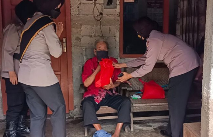 BERBAGI &ndash; Polwan Polres Gunungkidul menggelar bakti sosial (baksos) di wilayah Kalurahan Baleharjo, Kapanewon Wonosari.