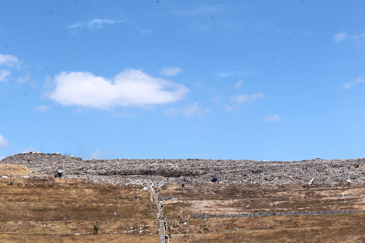 BIRU: Langit tampak cerah di kawasan TPA Piyungan Bantul beberapa waktu lalu. (Guntur Aga Tirtana/Radar Jogja)