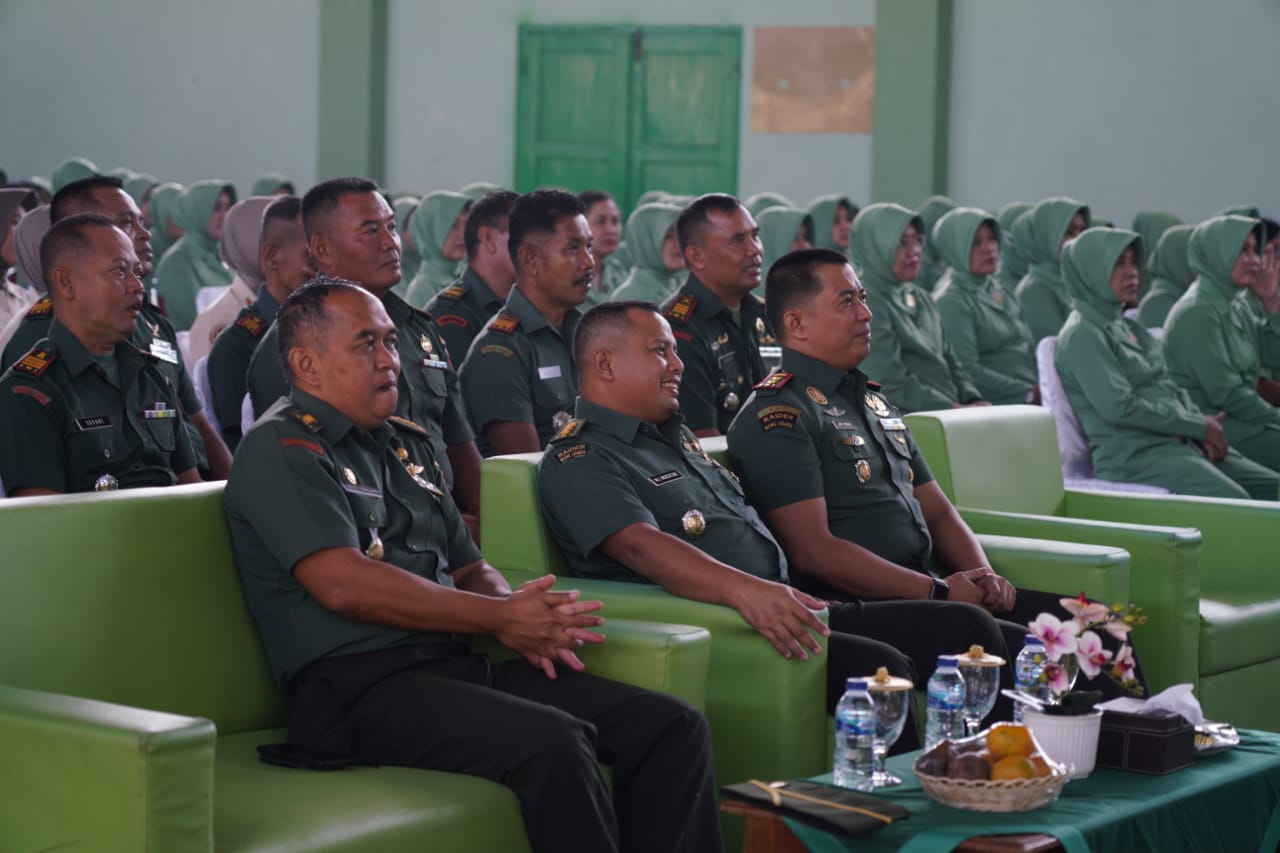 FOKUS: Kasiops Kasrem 072/Pamungkas Kolonel Inf M. Ibrahim Muchtar dan Kasiter Kasrem 072/Pamungkas Kolonel Kav Agus Waluyo menyimak paparan Danrem 072/Pamungkas Brigjen TNI Joko Purnomo. (Penrem)