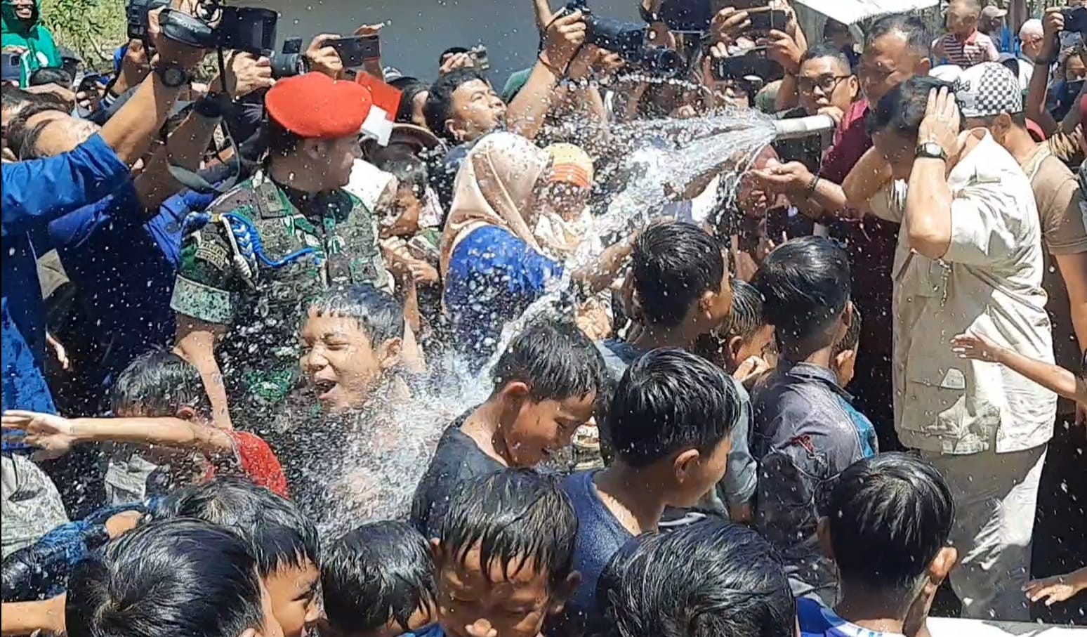 BAHAGIA: Menhan Prabowo Subianto basah kuyup mandi dengan anak-anak di Wareng, Wonosari usai peresmian sumur bor di lokasi pada Rabu (9/8).
