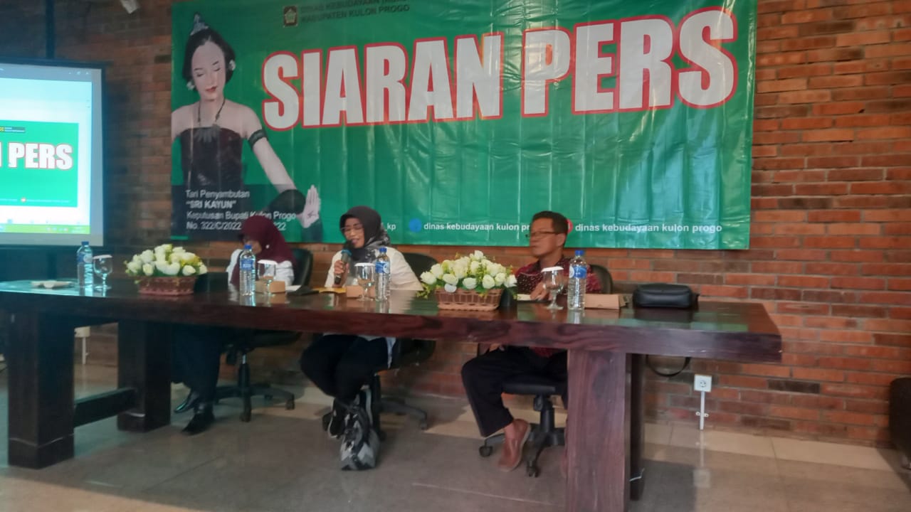 SPESIAL: Niken Probo Laras (tengah) saat memberikan pemaparan kepada wartawan di Kulon Progo Rabu (9/8). (Khairul Ma
