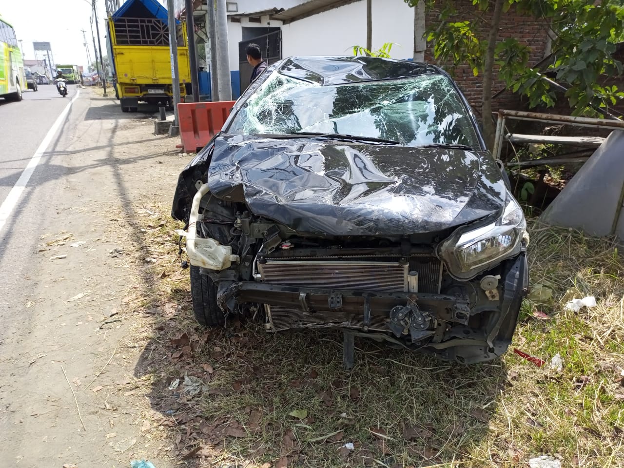 RINGSEK: kondisi mobil Brio yang menabrak guru SD hingga tewas