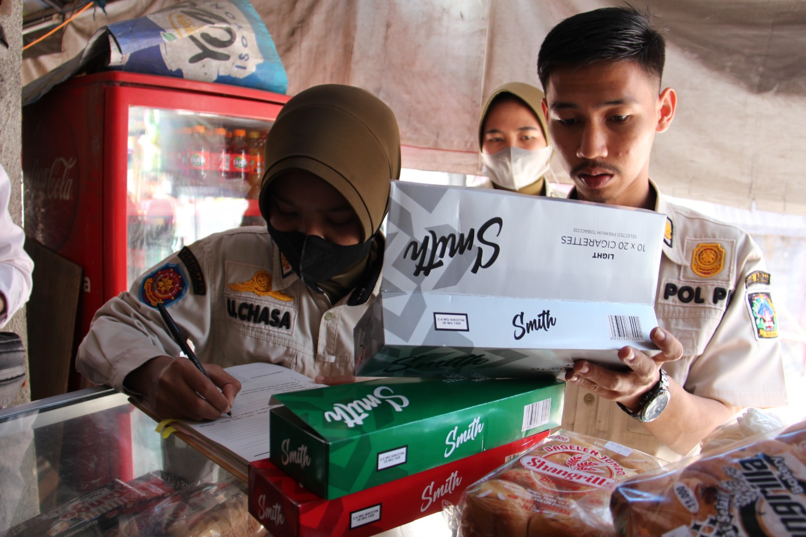 TANPA CUKAI: Petugas gabungan saat melakukan penertiban barang kena cukai hasil tembakau (BKCHT) pada Rabu (9/8). Dari kegiatan tersebut petugas menyita ribuan rokok ilegal. (Dok Humas Pemkab Sleman)