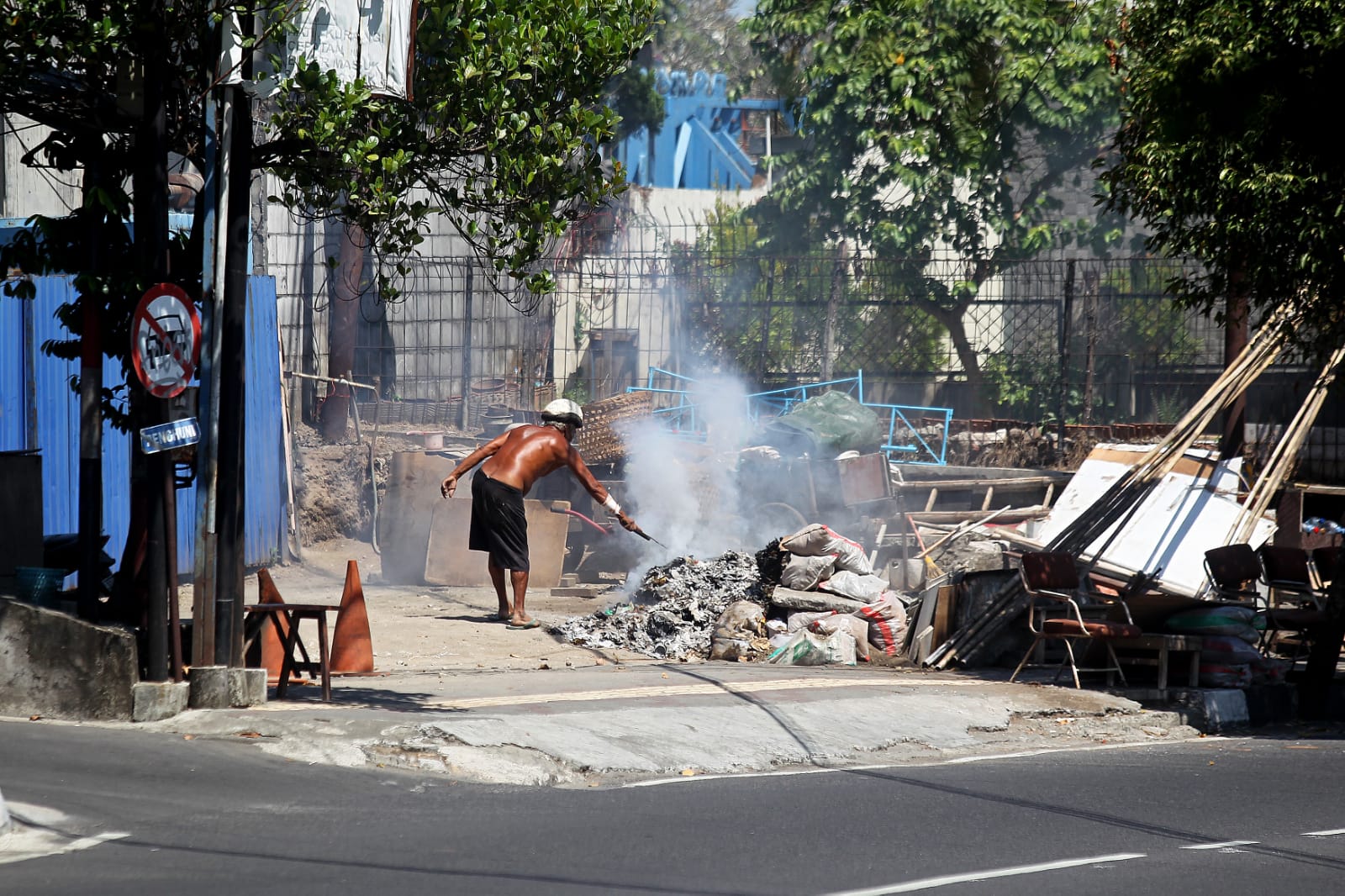 KUALITAS UDARA: Warga membakar sampah di Jalan Prof Dr Sardjito Kota Jogja, Rabu (9/8). Pengelolaan dengan membakar sampah mempengaruhi kualitas udara. (Guntur Aga Tirtana/Radar Jogja)