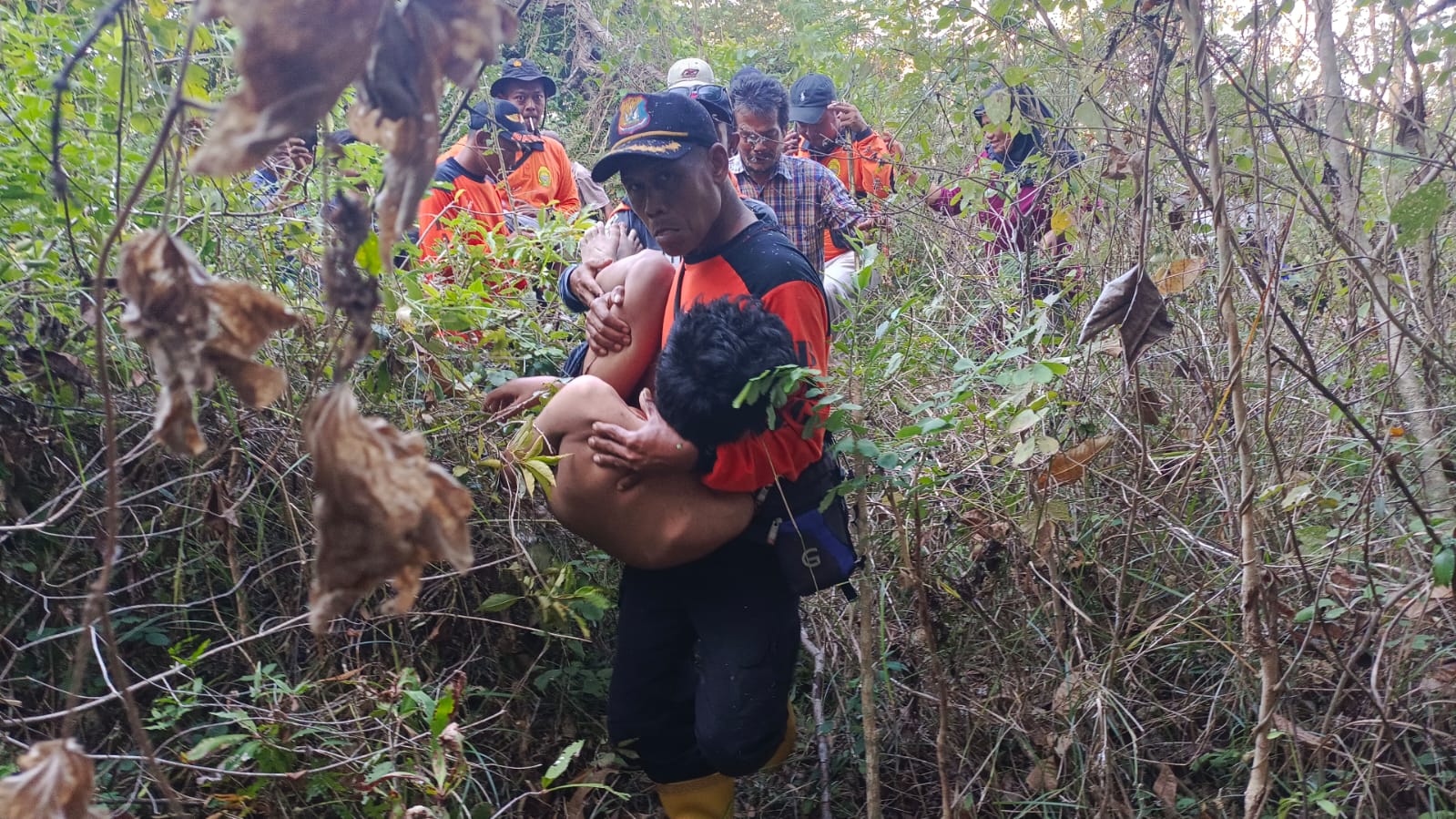 SELAMAT: Anggota Search and Rescue Unit membawa remaja dari Hutan Dlingo Kabupaten Bantul Rabu (9/8). (Dok Basarnas Yogyakarta)