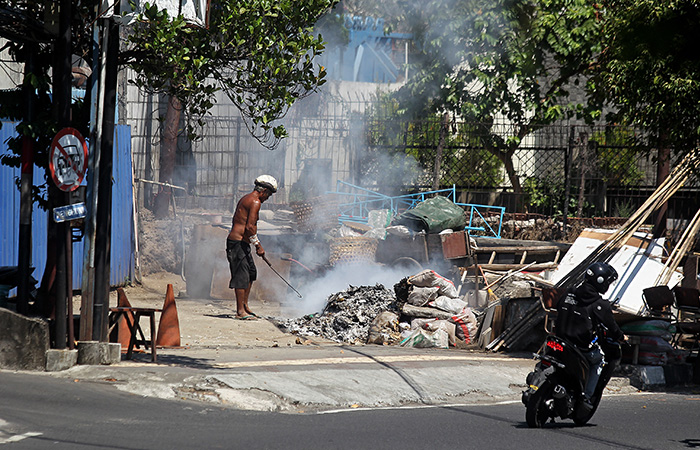 POLUSI : Warga membakar sampah di Jalan Prof. Dr. Sardjito, Kota Jogja, Rabu (9/8/23).
