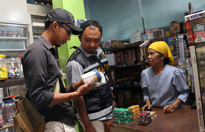 DIAMANKAN:&nbsp;Petugas gabungan saat melakukan penertiban barang kena cukai hasil tembakau (BKCHT) Rabu (9/8/23). Dari kegiatan tersebut petugas menyita ribuan rokok ilegal.