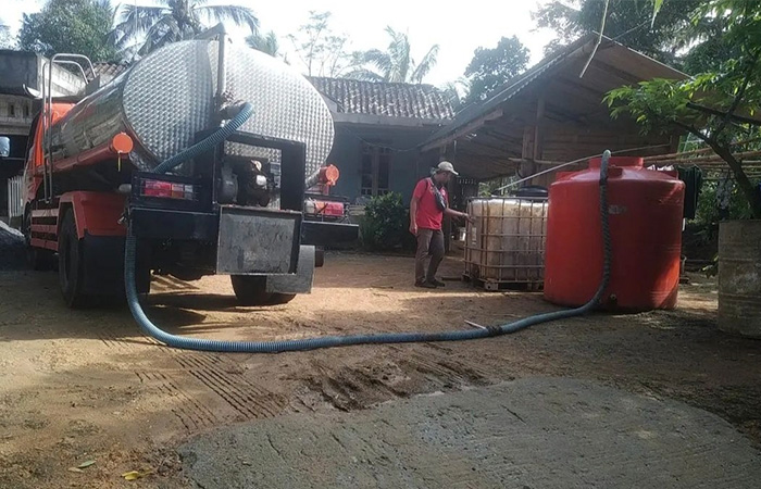 LAYANI MASYARAKAT: Kegiatan BPBD Purworejo saat melakukan dropping air bersih ke wilayah Kabupaten Purworejo yang mengalami kelangkaan air bersih.