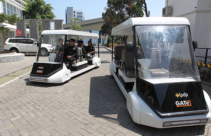 BISA DIPESAN: Mahasiswa mengendarai kendaraan listrik GATe (Gadjahmada Airport Transporter Electric) di kompleks Fakultas Teknik UGM, Kamis (10/8/23).