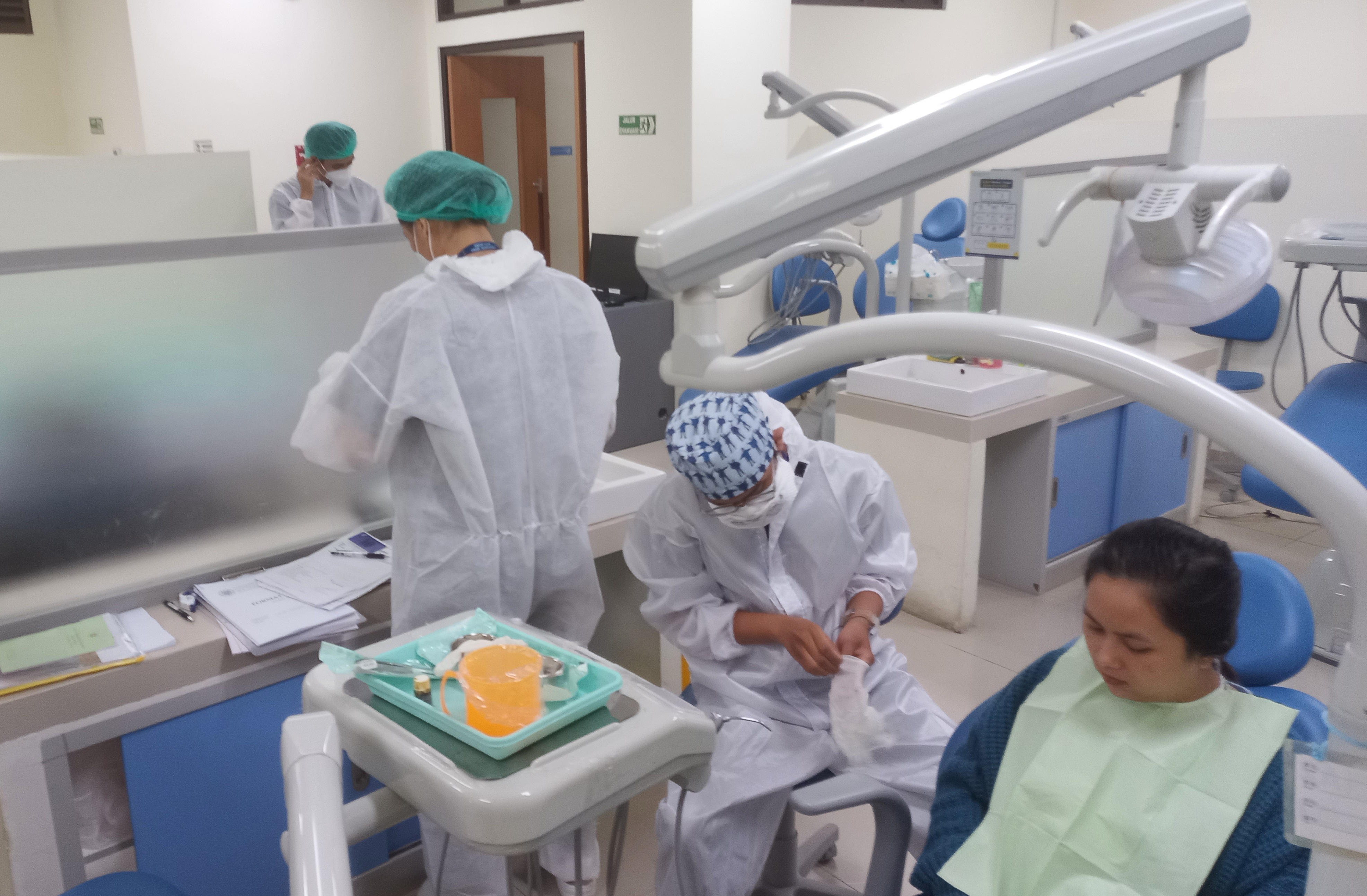 PERIKSA GIGI: Seorang dokter gigi hendak memeriksa pasiennya yang mengeluhkan sakit gigi di sebuah klinik di Jogjakarta. (Meitika Candra Lantiva/Radar Jogja)