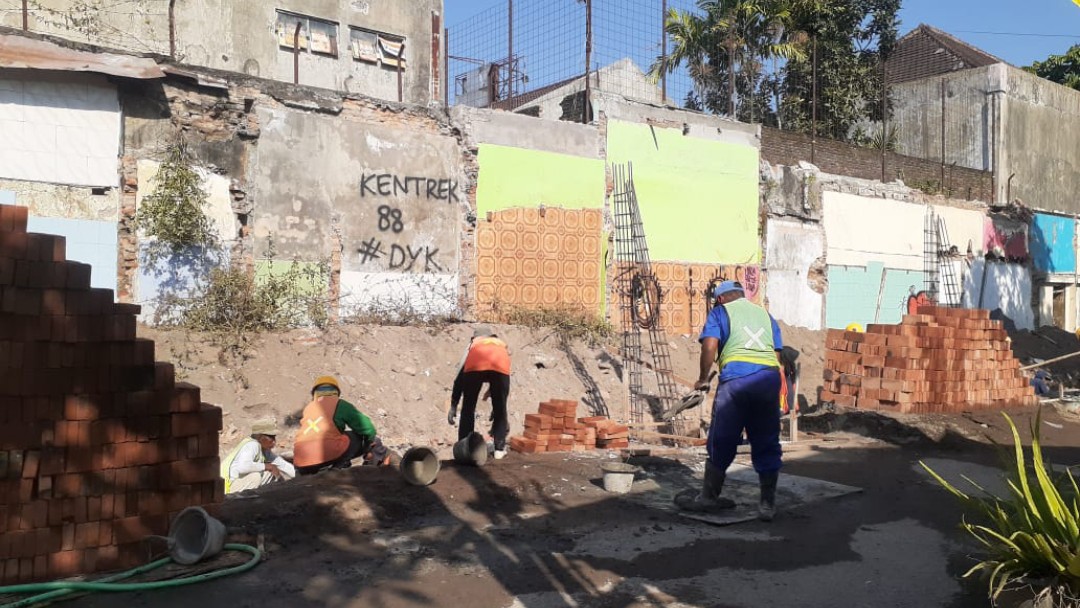 TERBUKA: Pekerja sedang menggarap revitalisasi Benteng Keraton Jogja. (Rizky Wahyu/Radar Jogja)