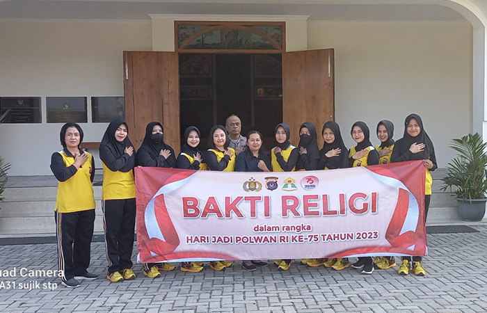 SIGAP: Polwan Polres Kulon Progo melakukan bersih-bersih tempat ibadah dari tiga agama berbeda.