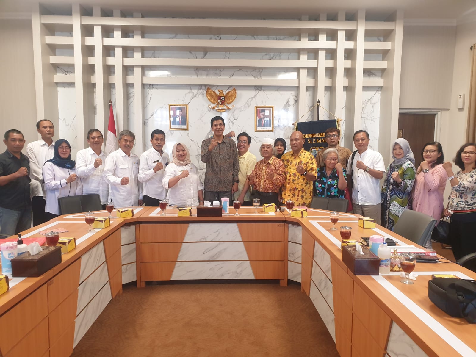 BERBAGI: Korban Apartemen Malioboro City bertemu Bupati Sleman Sri Purnomo di Pemkab Sleman. (Istimewa)