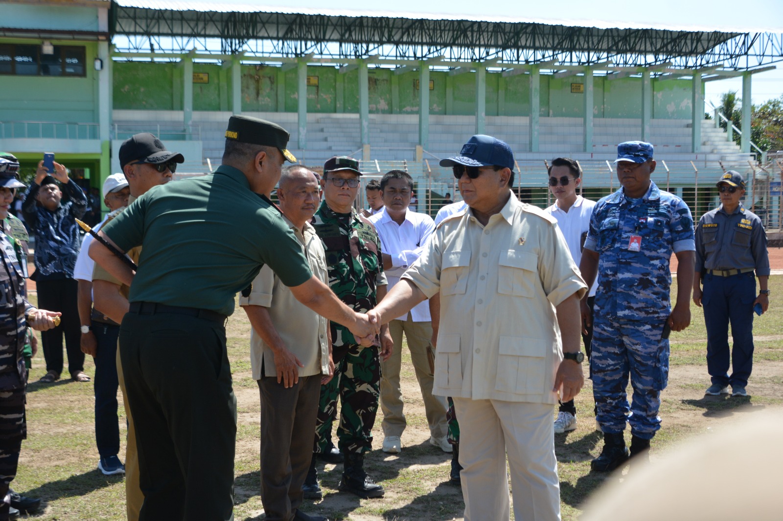DEKAT: Menteri Pertahanan Republik Indonesia Prabowo Subianto bersalaman dengan Danrem 072/Pamungkas Brigjen TNI Joko Purnomo di Gunungkidul (9/8/2023). (Penrem 072/PMK)