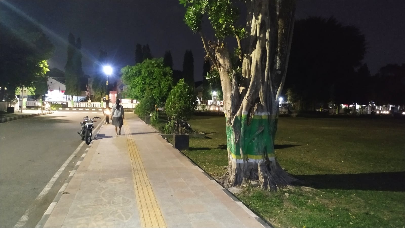 KURANG TERANG: Suasana Lapangan Pemda Sleman pada malam hari. (IWAN NURWANTO/RADAR JOGJA)